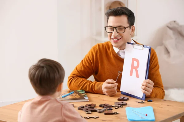 Logopädin Arbeitet Mit Kleinem Jungen Büro — Stockfoto