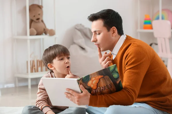 Ofisinde Kitap Okuyan Küçük Bir Çocukla Konuşma Terapisti — Stok fotoğraf