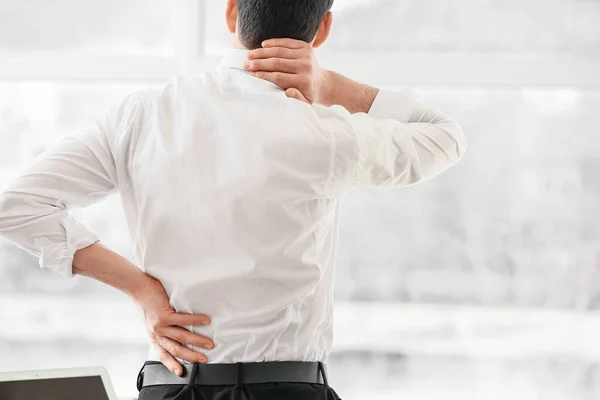Joven Que Sufre Dolor Espalda Oficina — Foto de Stock