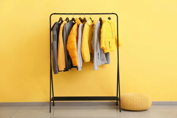 Rack Dengan Pakaian Stylish Dan Pouf Dekat Dinding Warna — Stok Foto