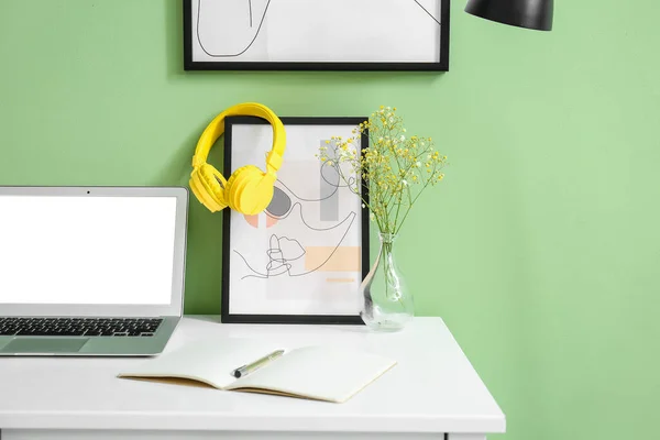 Casques Modernes Avec Photo Sur Table Près Mur Couleur — Photo