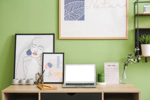 Lugar Trabajo Moderno Con Ordenador Portátil Fotos Cerca Pared Color — Foto de Stock