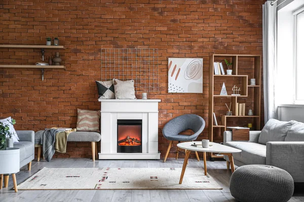 Modern şömineli şık bir oturma odası.