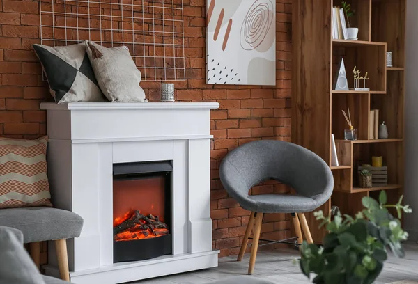 モダンな暖炉付きのスタイリッシュなリビングルームのインテリア — ストック写真