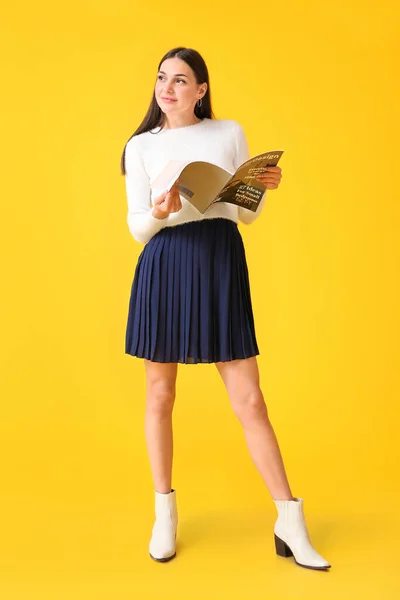Молодая Женщина Журналом Моды Цветном Фоне — стоковое фото