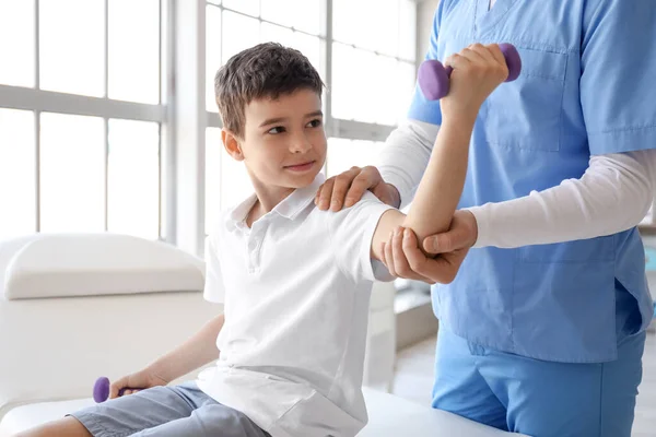 Fisioterapeuta Trabajando Con Niño Centro Rehabilitación — Foto de Stock