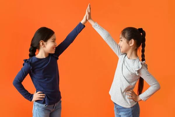 Hermanitas Lindas Dando Unos Otros Alta Cinco Fondo Color —  Fotos de Stock