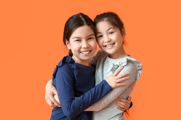 Hermanitas Lindas Sobre Fondo Color — Foto de Stock