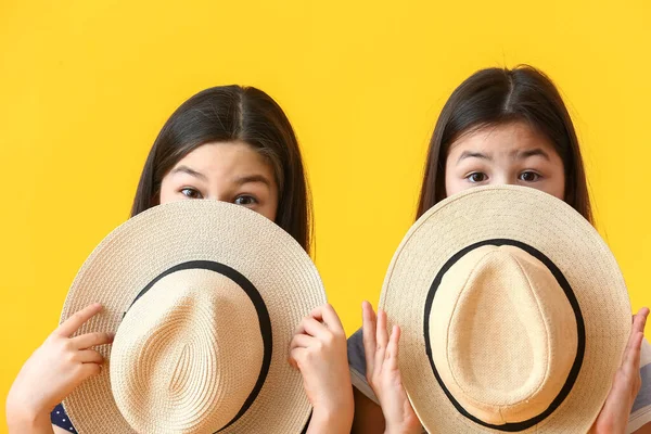 Renkli Şapkalı Şirin Küçük Kız Kardeşler — Stok fotoğraf