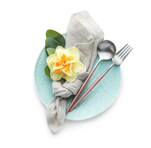 Gyönyörű Asztal Beállítás Nárcisz Virág Fehér Háttér — Stock Fotó