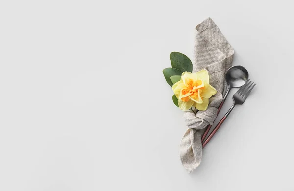 Стильні Столові Прибори Квітка Нарциса Білому Тлі — стокове фото