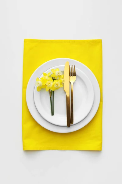 Beautiful Table Setting Narcissus Flowers White Background — Stock Photo, Image