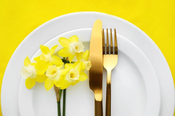 Schöne Tischdekoration Mit Narzissenblumen Nahaufnahme — Stockfoto