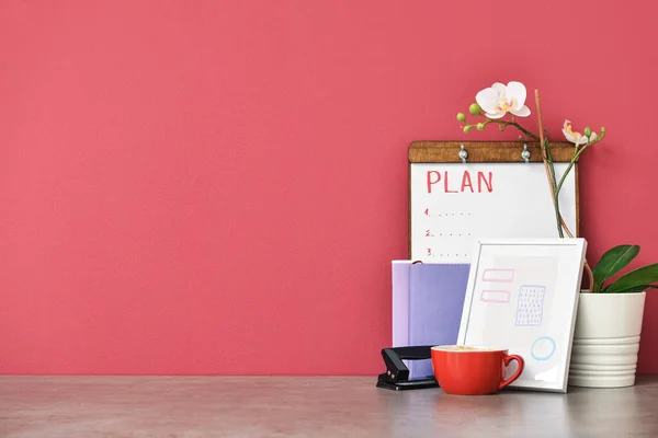 Elegante Lugar Trabajo Con Flor Orquídea Lista Tareas Cerca Pared —  Fotos de Stock