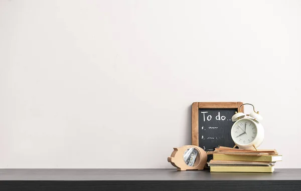 Elegante Lugar Trabajo Con Lista Tareas Pendientes Reloj Despertador Cerca —  Fotos de Stock