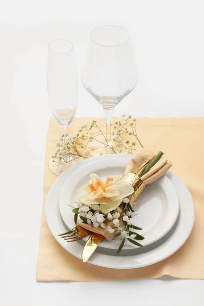 Beau Décor Table Avec Des Fleurs Narcisses Sur Fond Blanc — Photo