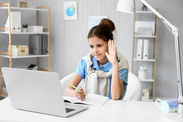 Pequena Estudante Estudando Online Casa — Fotografia de Stock