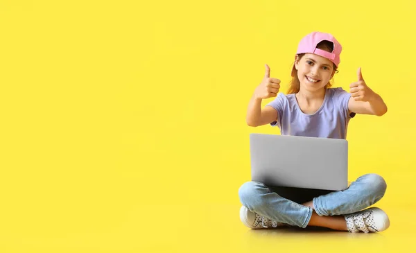 Little Programmer Laptop Showing Thumbs Color Background — Stock Photo, Image