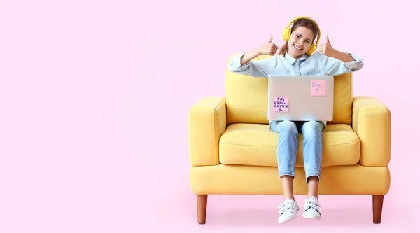 Kleine Programmeur Met Laptop Met Duimen Omhoog Kleur Achtergrond — Stockfoto
