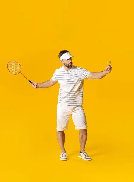 Sportlicher Männlicher Badmintonspieler Auf Farbigem Hintergrund — Stockfoto