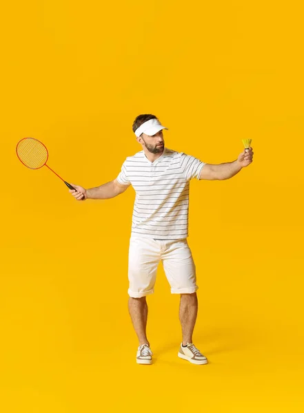 Sporty Male Badminton Player Color Background — Stock Photo, Image