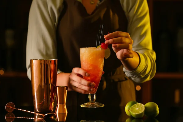 Mulher Barman Fazendo Saboroso Sexo Praia Cocktail Bar — Fotografia de Stock