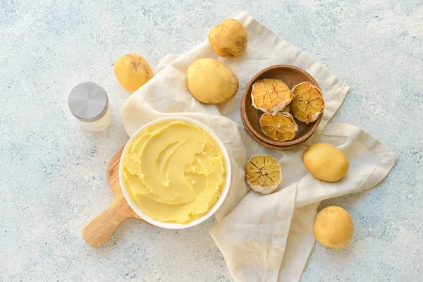 Bowl Tasty Mashed Potatoes Garlic Vegetables Light Background — Stock Photo, Image