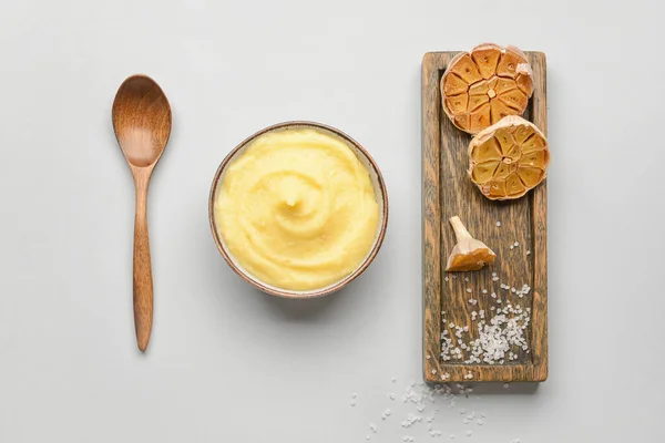 Bowl Tasty Mashed Potatoes Garlic Light Background — Stock Photo, Image