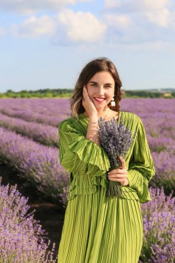 Lavanta tarlasında güzel genç bir kadın