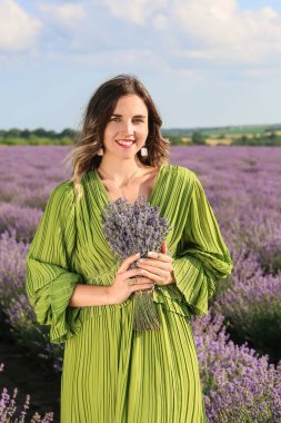 Lavanta tarlasında güzel genç bir kadın