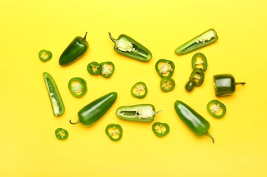 Renkli arkaplanda yeşil biber kes