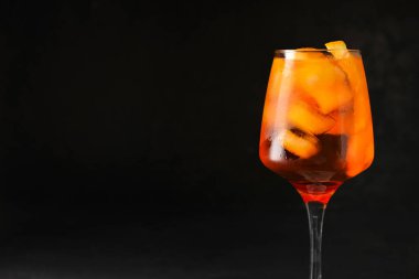 Koyu arkaplanda lezzetli aperol spreyi kokteyli.