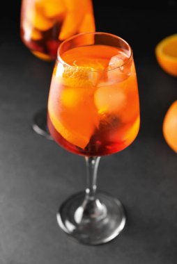 Koyu arkaplanda lezzetli aperol spreyi kokteyli.