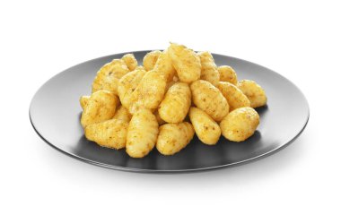 Beyaz arka planda lezzetli pesto gnocchi tabağı