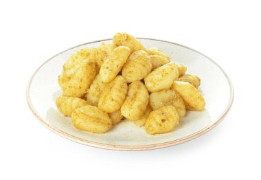 Beyaz arka planda lezzetli pesto gnocchi tabağı