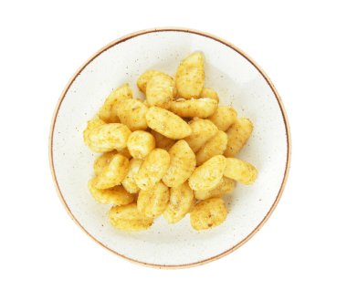 Beyaz arka planda lezzetli pesto gnocchi tabağı