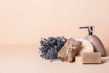 Banyo malzemeleri ve lavanta çiçekleriyle renklendirilmiş kompozisyon