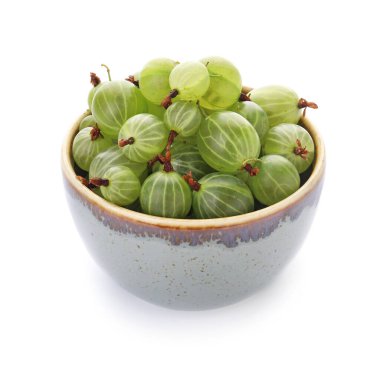 Beyaz arka planda taze olgun bektaşi üzümlü kase.