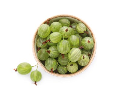 Beyaz arka planda taze olgun bektaşi üzümlü kase.