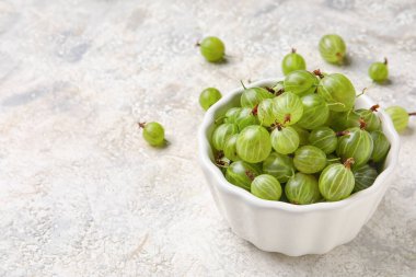 Arka planda taze olgun bektaşi üzümlü bir kase.