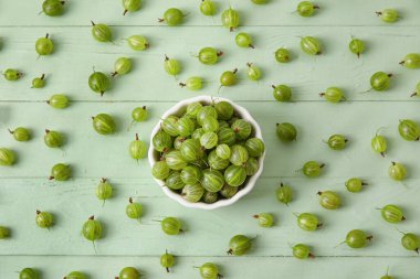 Taze olgun bektaşi üzümlü kase, ahşap arka planda.