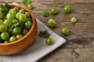 Tahta arka planda taze olgun bektaşi üzümlü kase.
