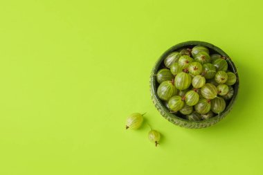 Renkli taze bektaşi üzümlü bir kase.