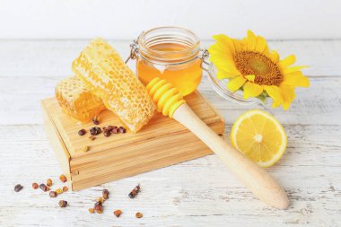 Kavanoz bal, taraklar ve arı ekmeği.