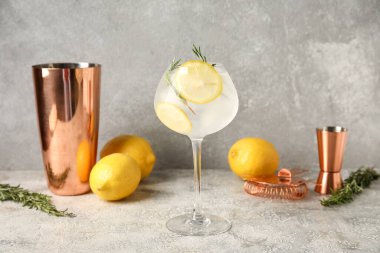 Arkaplanda bir bardak soğuk cin tonik.