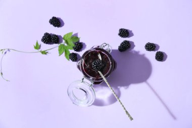 Lezzetli böğürtlen reçeli ve renkli böğürtlen kavanozu