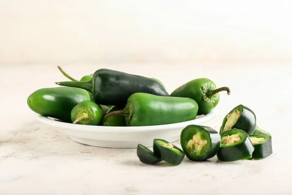 Plate Green Jalapeno Peppers Light Background Closeup — Stock Photo, Image