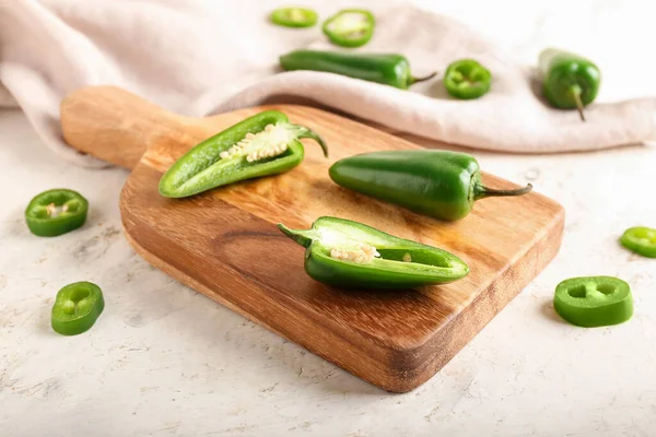 Board Cut Green Jalapeno Peppers Light Background Closeup — Stock Photo, Image