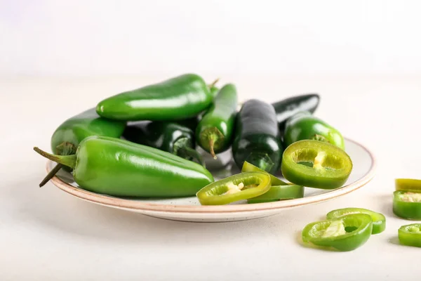 Plate Cut Green Jalapeno Peppers Light Background Closeup — Stock Photo, Image