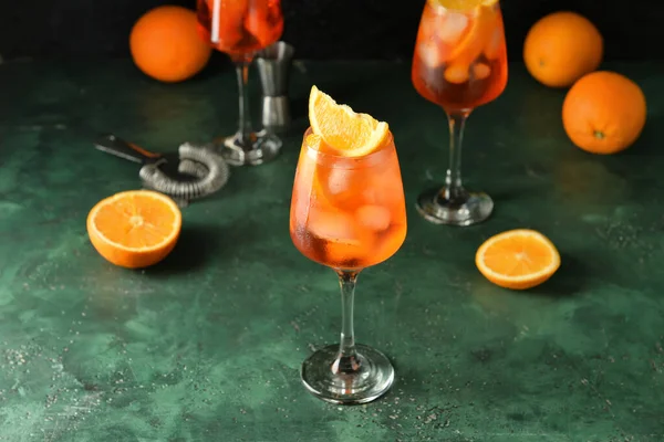 Glas Leckerer Aperol Spritz Cocktail Auf Farbigem Hintergrund — Stockfoto